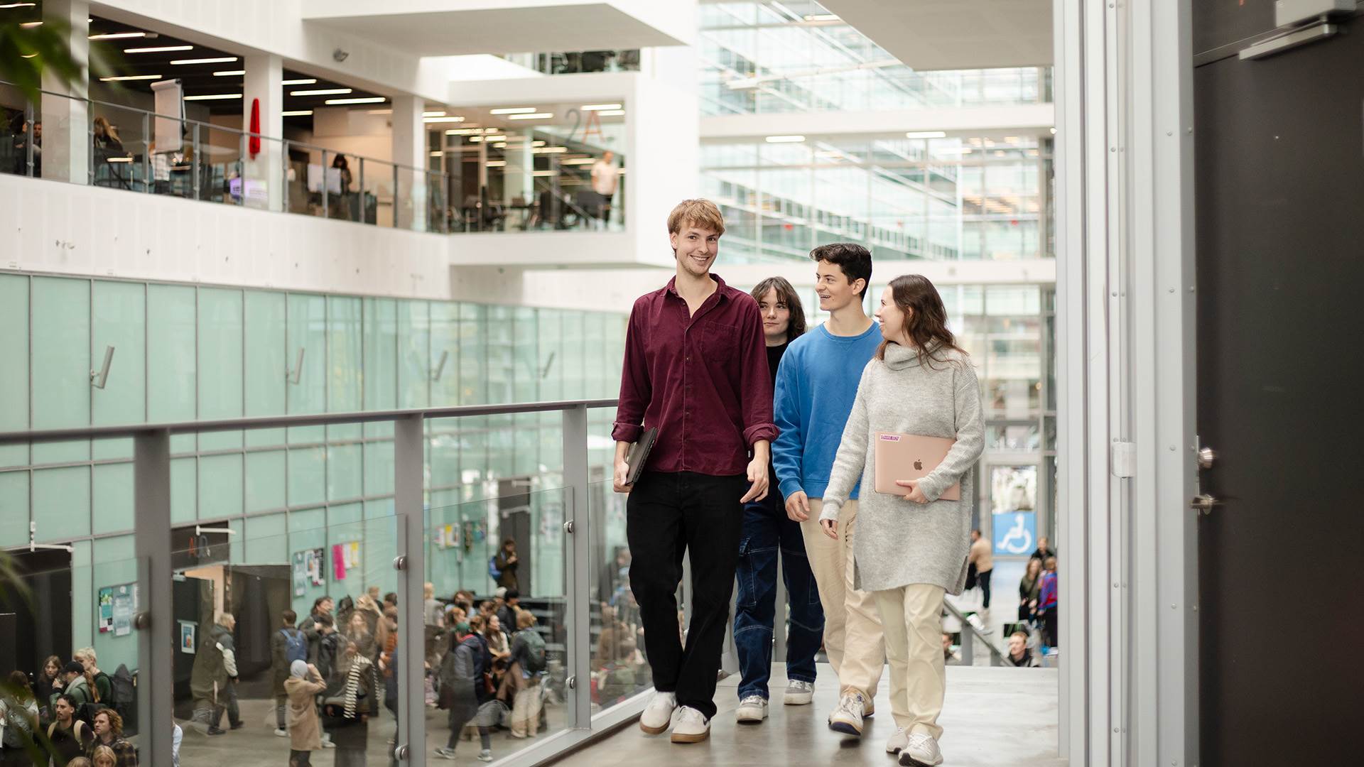 Studerende i atrium