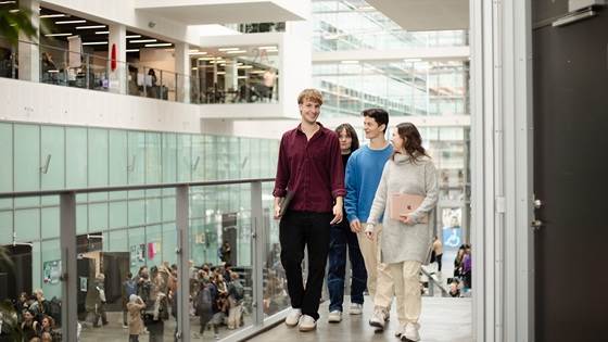 Studerende i atrium