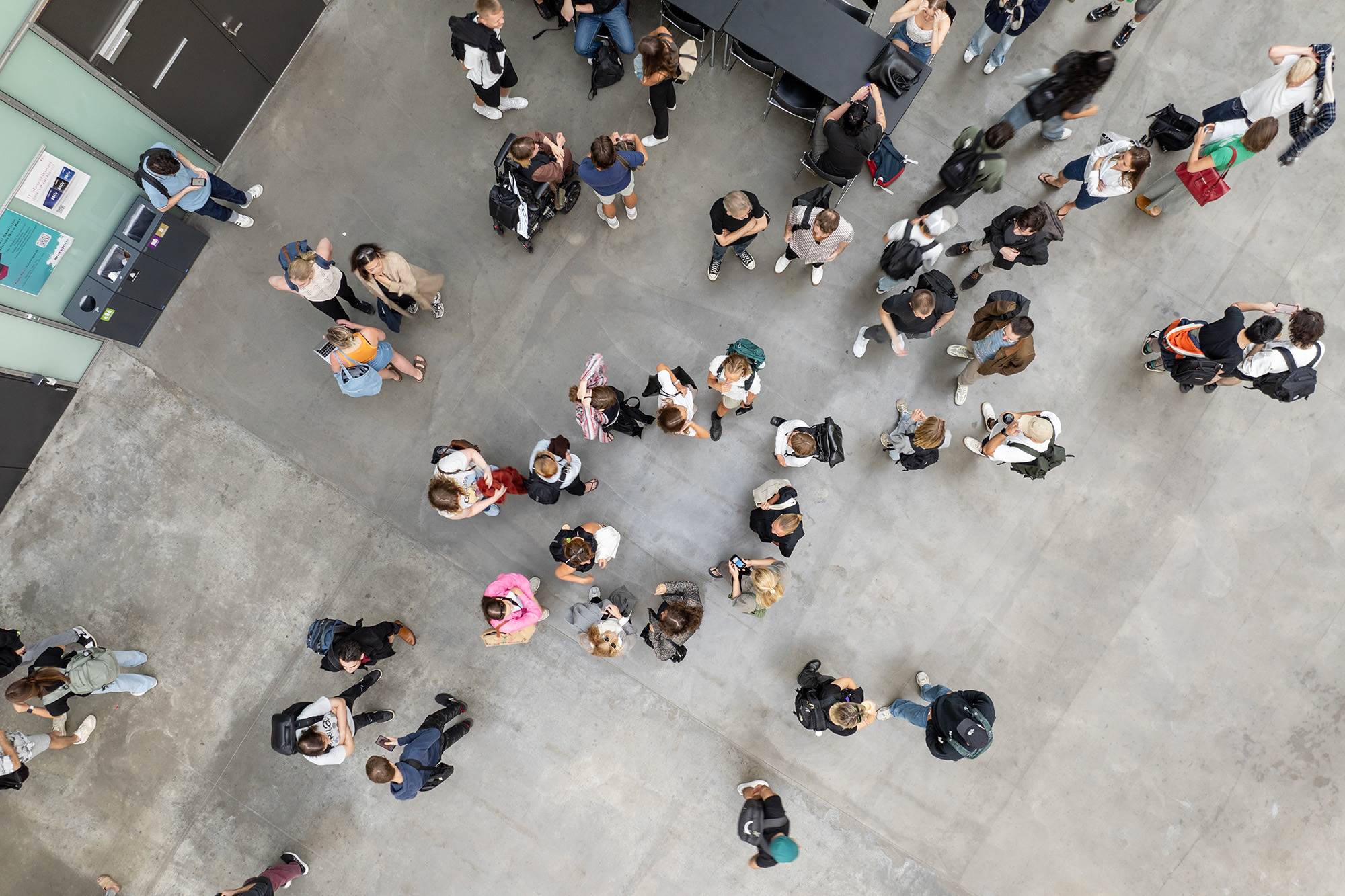 Elever i atrium