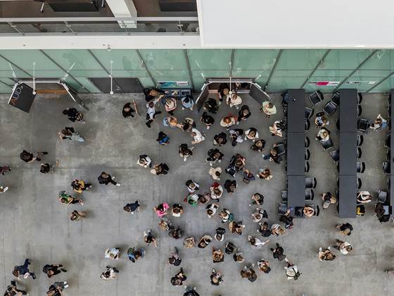 Dronefoto af studerende i Atrium